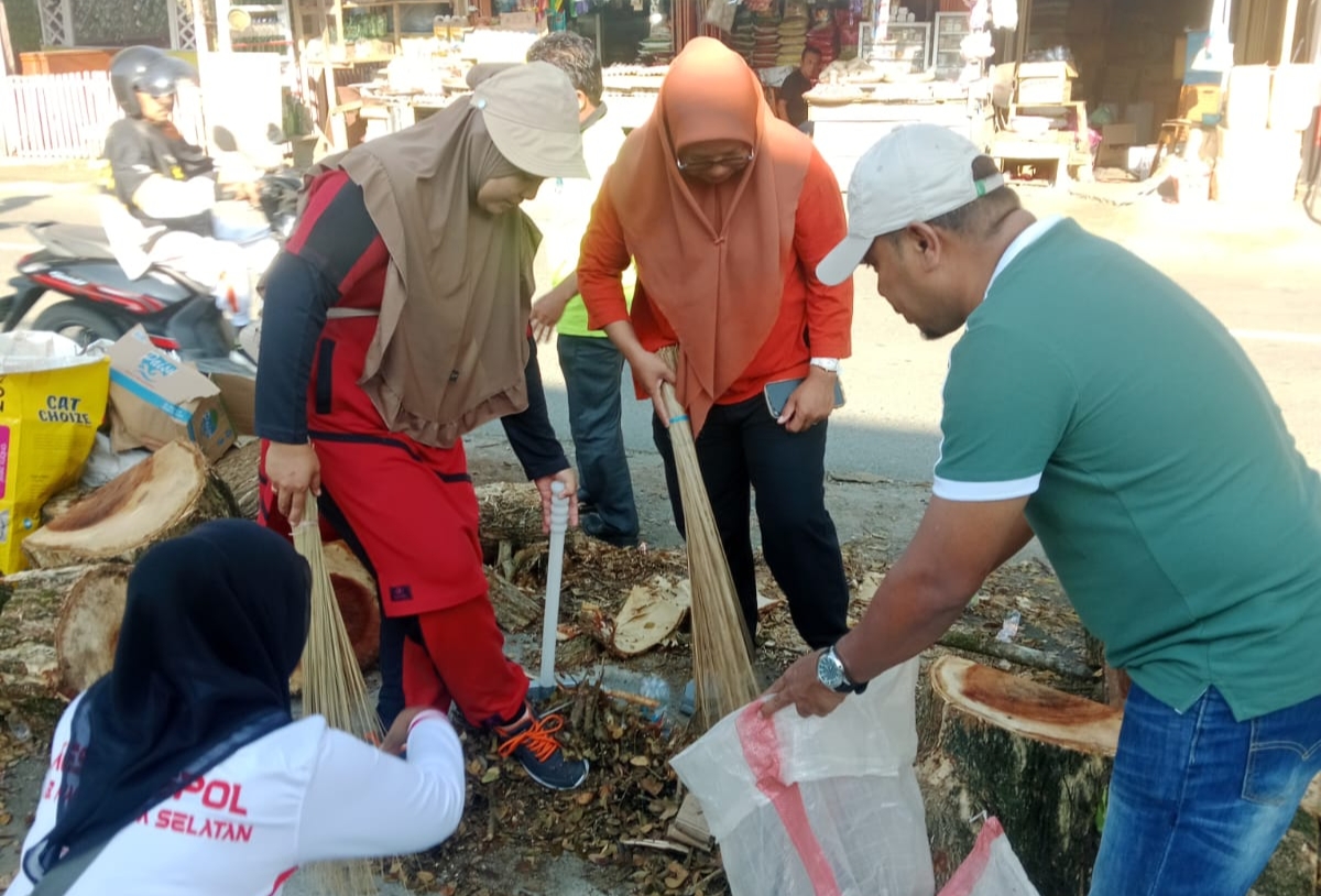 Gotong Royong Menyambut Ramadhan: Kaban Kesbangpol Halsel Pimpin Pembersihan dari Masjid Alkautsar hingga Jembatan Mandaong
