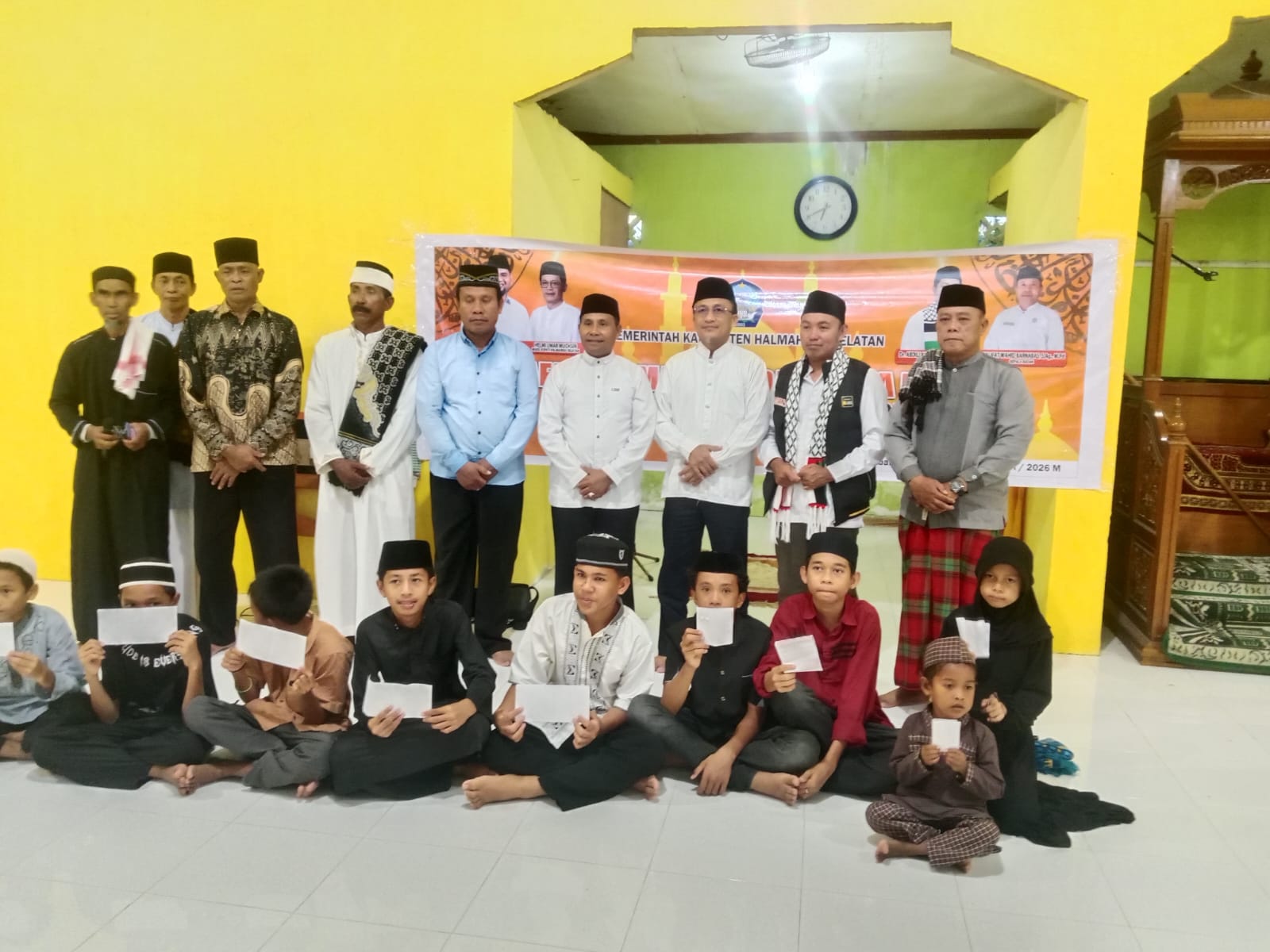 Kesbangpol Halsel dan Jamaah Masjid Al Amin Desa Babang Satu Bakti dalam Safari Ramadhan dan Buka Puasa Bersama